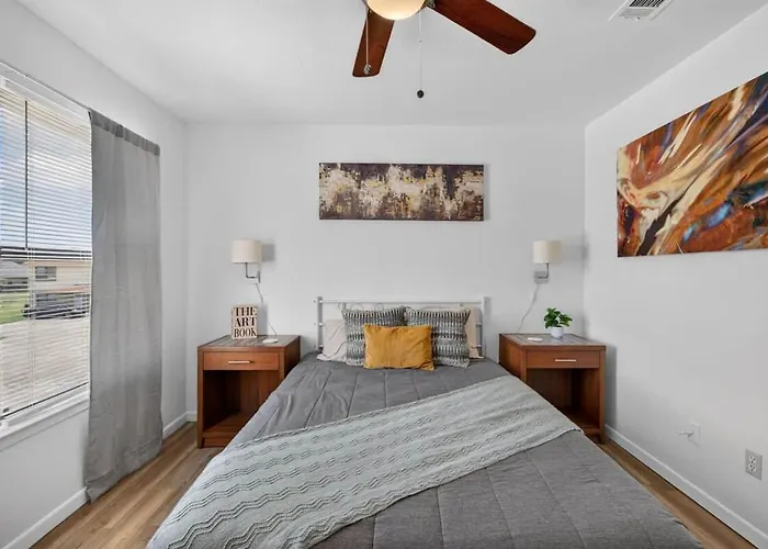 Holiday home Cozy Townhome With Private Backyard *