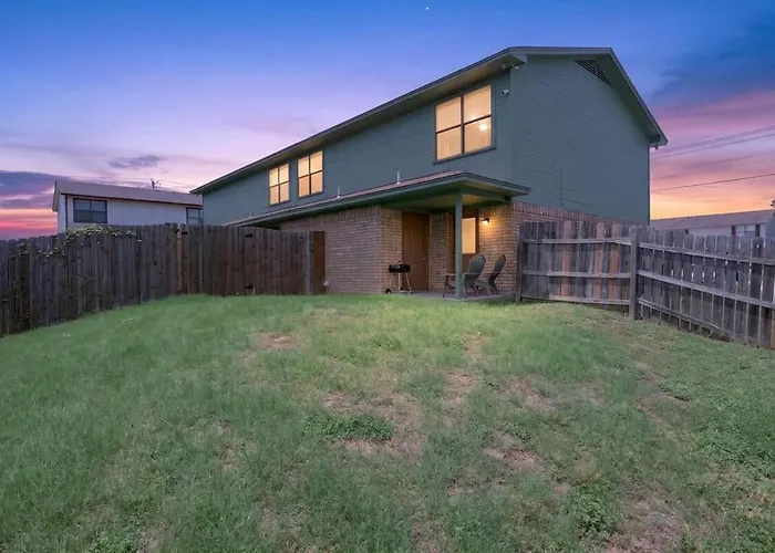 Cozy Townhome With Private Backyard Killeen