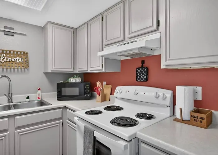 Cozy Townhome With Private Backyard Holiday home *