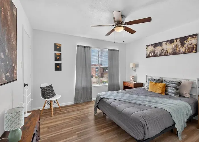 Cozy Townhome With Private Backyard *