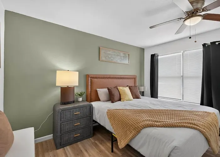 Cozy Townhome With Private Backyard *
