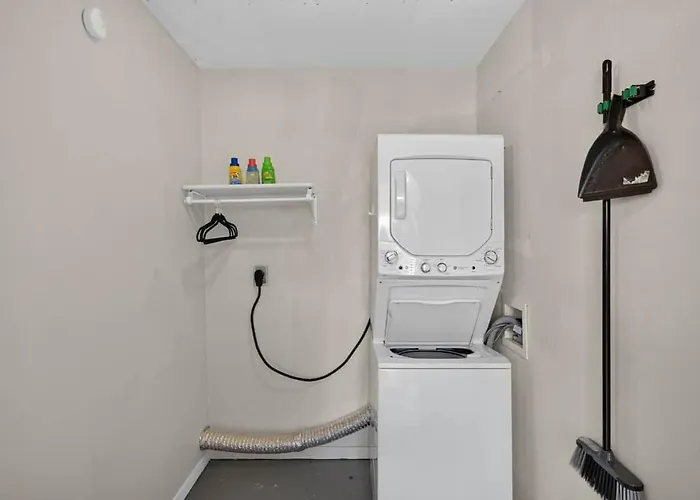 Cozy Townhome With Private Backyard *