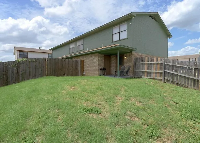 Cozy Townhome With Private Backyard Holiday home *