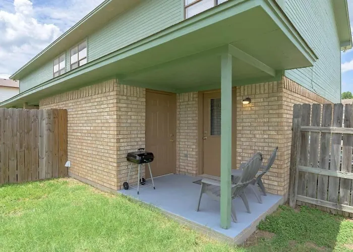 Cozy Townhome With Private Backyard Holiday home