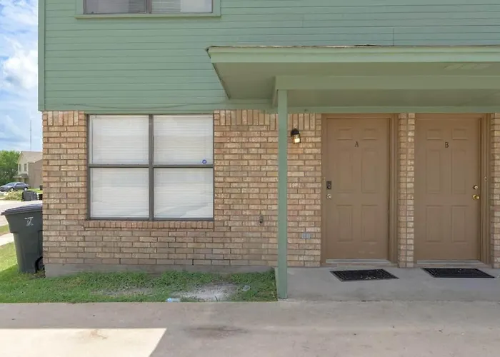 Cozy Townhome With Private Backyard Holiday home Killeen